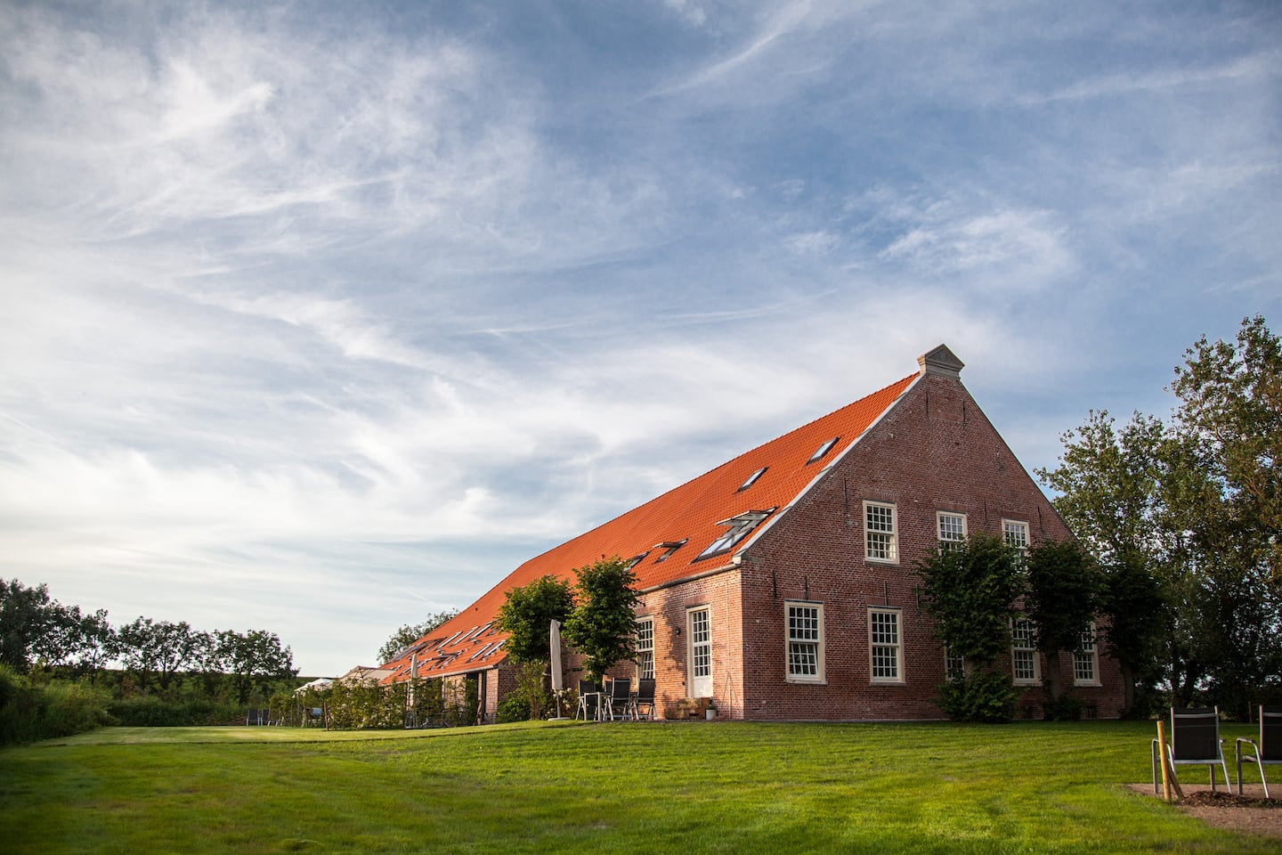 Der denkmalgeschützte Gulfhof von 1806 am Nordseedeich – ehemaliger Wohntrakt mit den Wohnungen Tanne und Hedde