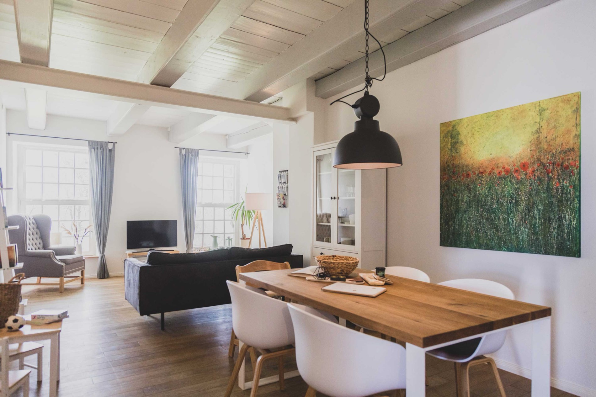 Offener Wohn- und Essbereich mit Kunst an der Wand